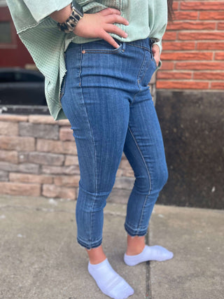 Judy Blue HW Pull On Capri - Regular Sizes